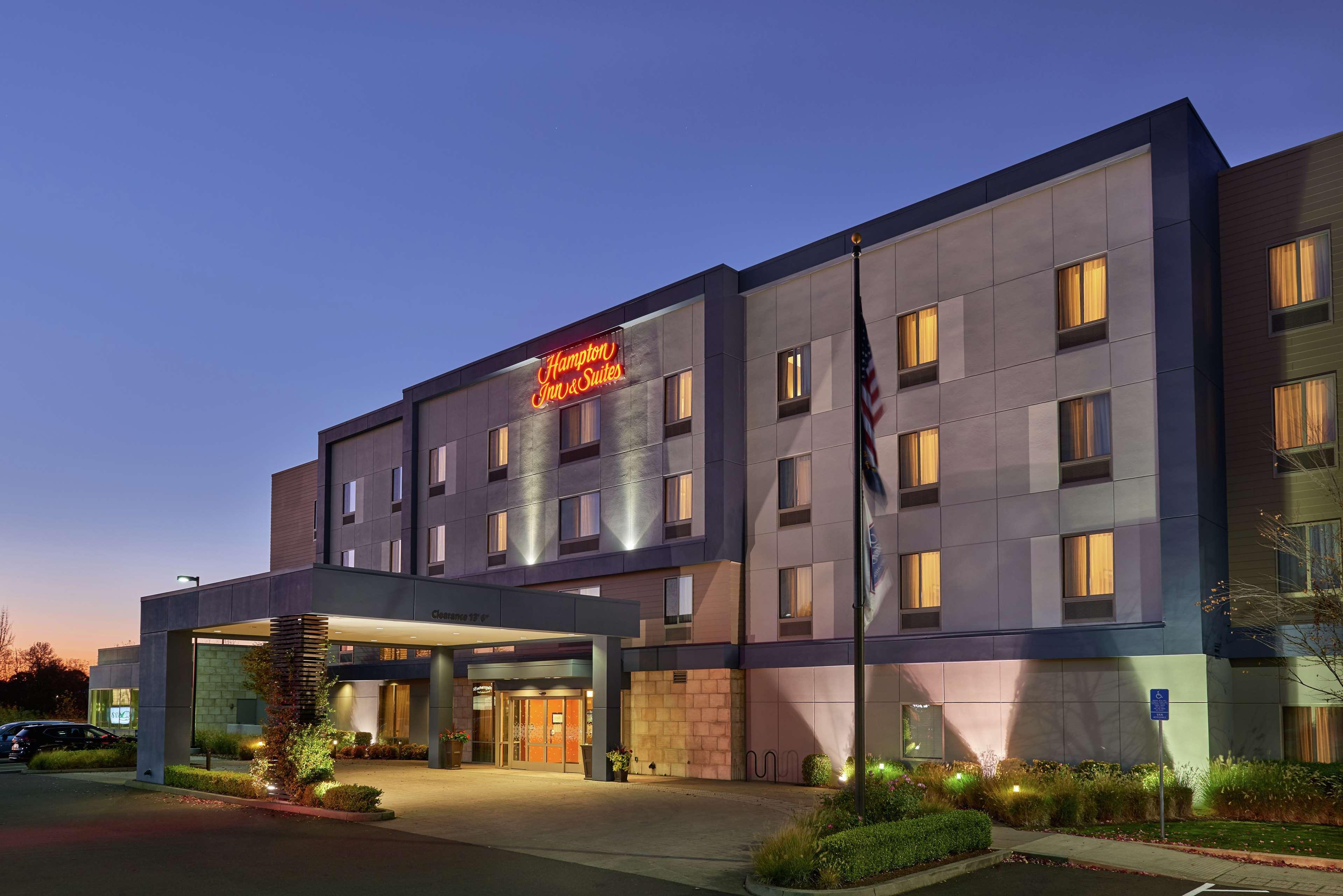 Hampton Inn And Suites Салем Екстериор снимка